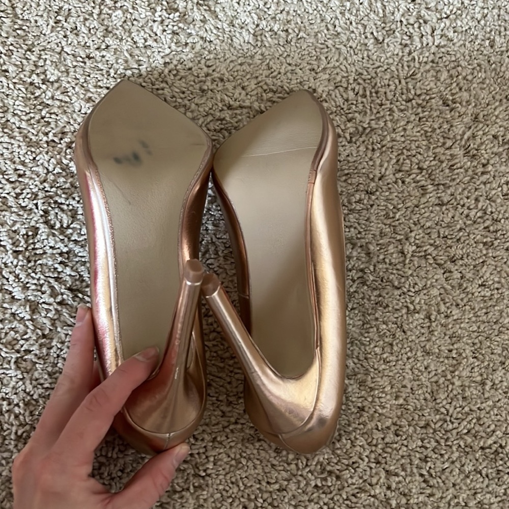 Gold Heels Size 7 - Picture 4 of 7